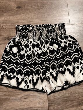 Chemistry Skorts Aztec Patterned High-Waist Black and White Smocked